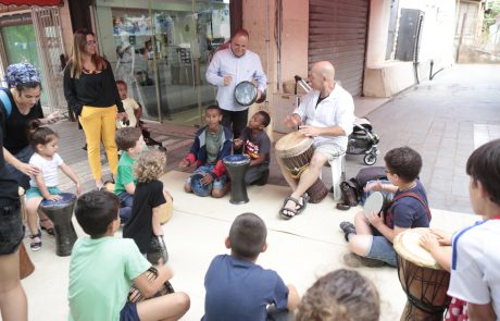 מסייעים לאמנים המקומיים