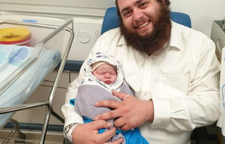 תינוק חדש בברכיה